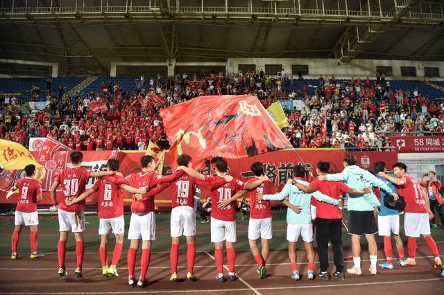 全市场：利物浦球迷一直在唱斯洛特之歌，用行动支持主教练（全市场：利物浦球迷以歌声力挺主帅斯洛特）