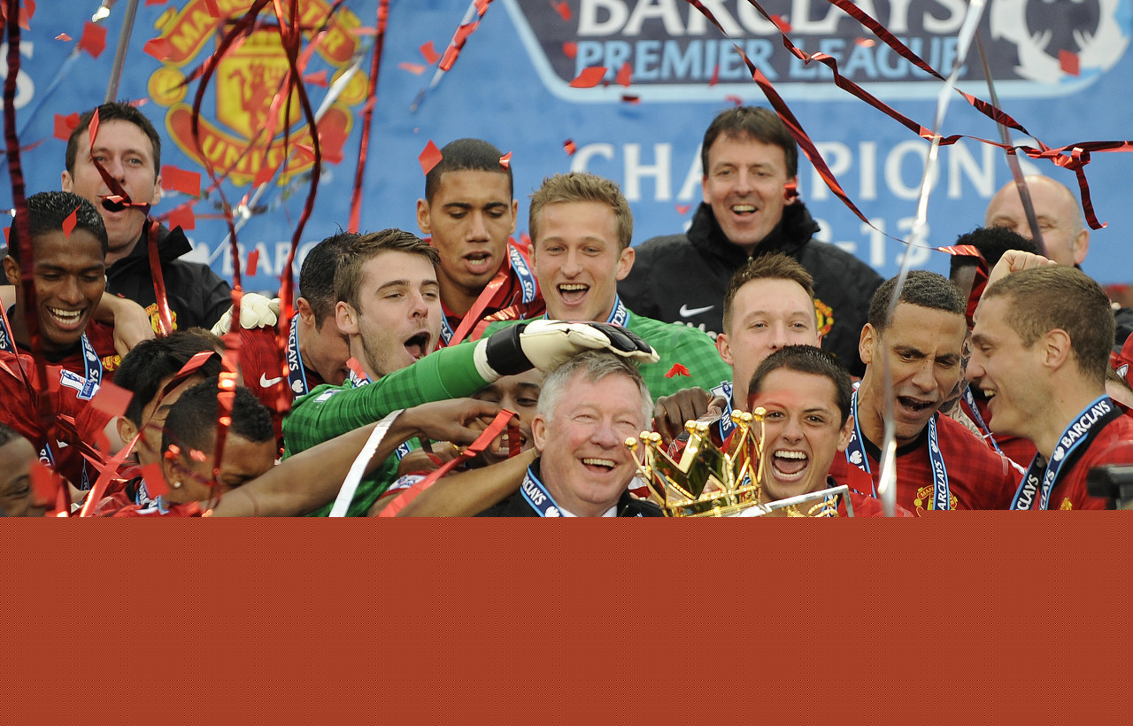 阿图什杯球员进球后跑上看台给母亲献花，后两黄变一红被罚下（阿图什杯球员破门后上看台为母献花，随后两黄变红被罚出场）