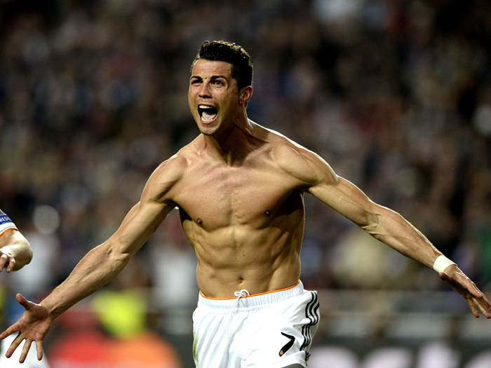 中场核心连续送出致命直塞（中场核心连番送出致命直传）