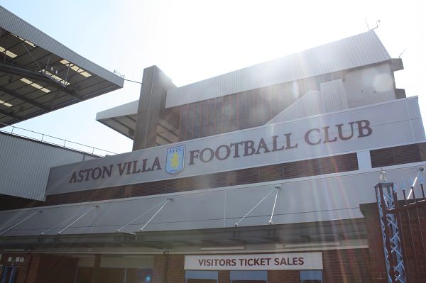 欧冠2-1逆转！巴萨天降神兵：后卫3分钟梅开二度创历史，逼近前八（欧冠2-1大逆转！巴萨神兵突现：后卫3分钟双响创历史，距离八强一步之遥）