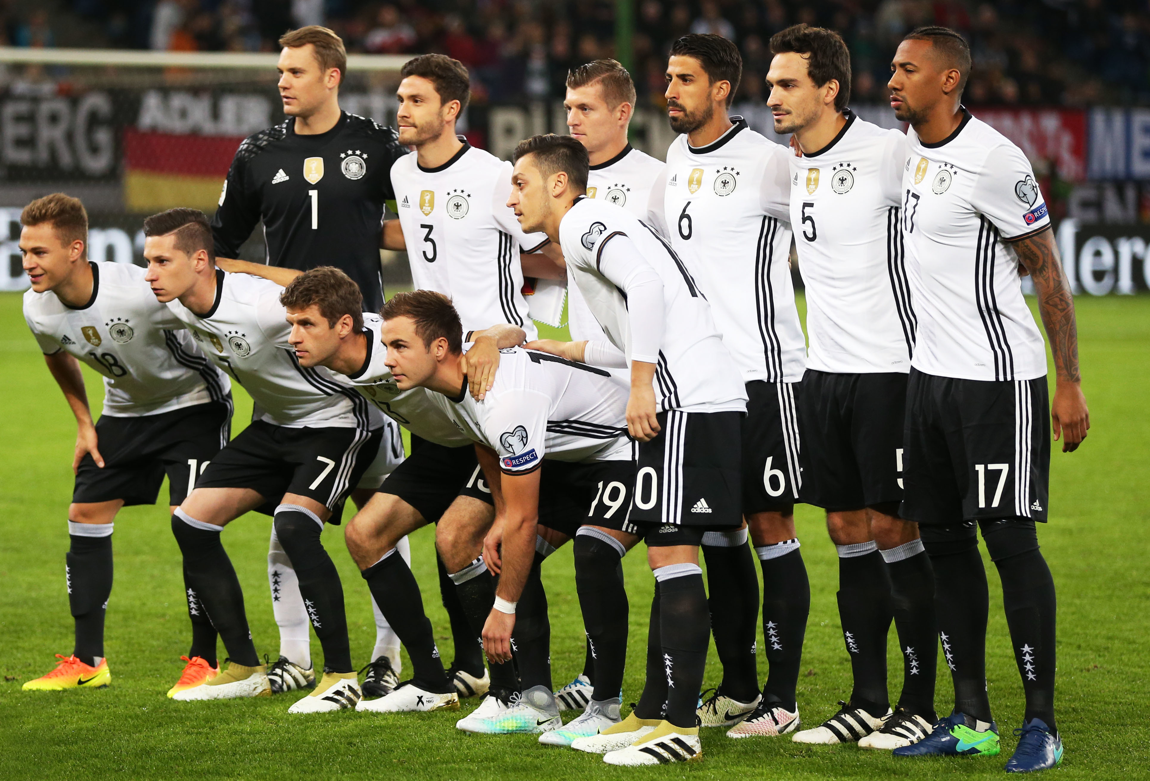 欧冠淘汰赛前瞻：曼联对阵巴黎,（欧冠淘汰赛焦点战：曼联迎战巴黎）