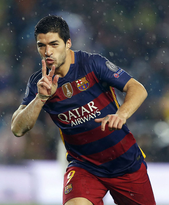 科贝记者：法兰克福球迷往巴萨球迷区投掷杂物甚至发射焰火（科贝记者：法兰克福球迷在巴萨球迷区投掷杂物并施放焰火）