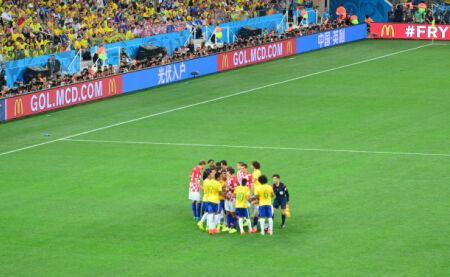 不给冠军面子？为王博颁戒指掉地上，楼明更衣室领奖，球迷：太教条了（冠军礼仪翻车？王博颁戒指意外落地，楼明转赴更衣室领奖，球迷吐槽太教条）