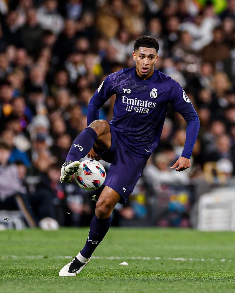 队报：德尚指控诽谤他和本泽马有矛盾的记者，本周四已开庭（队报：德尚以诽谤罪起诉称其与本泽马不和的记者，周四开庭）