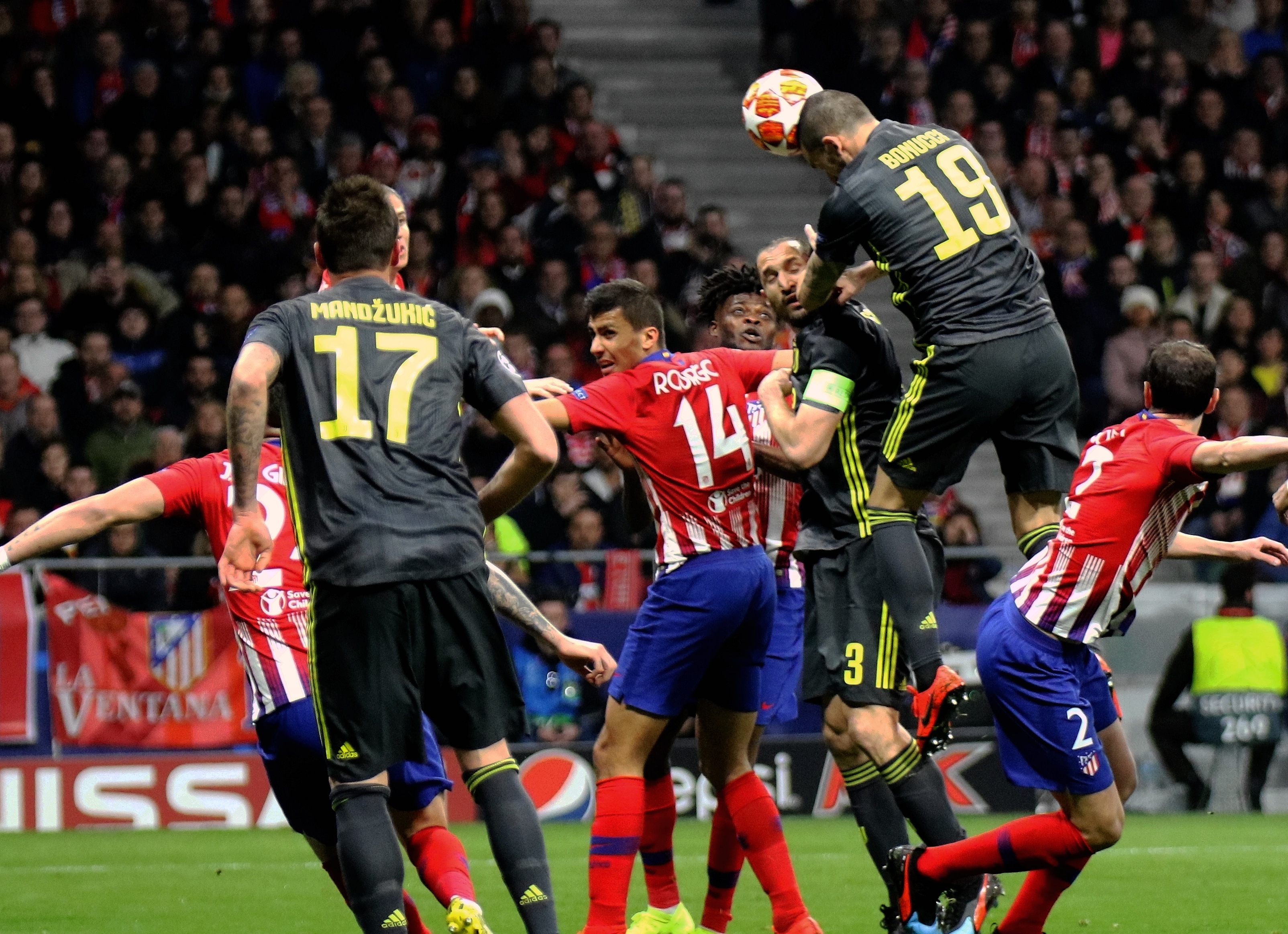 法尔克：于帕优先考虑与拜仁续约，也会考虑巴黎和皇马（法尔克：于帕首选与拜仁续约，同时考虑巴黎与皇马）