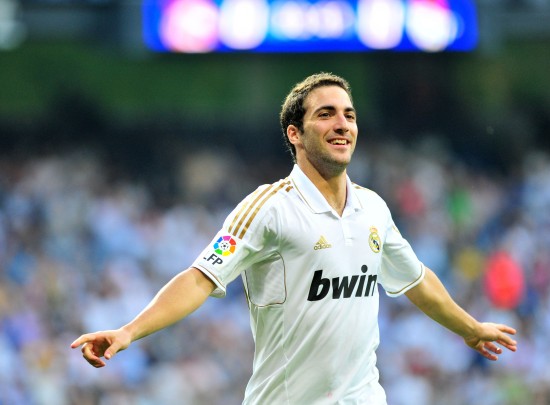 结束全年征程，国安队赛后拉励志标语：明年不服还要再干！（赛季收官，国安队赛后打出励志横幅：不服明年再战）