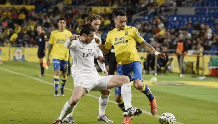 门将助攻前锋！离谱名场面（门将送出助攻，前锋破门上演离谱一幕）